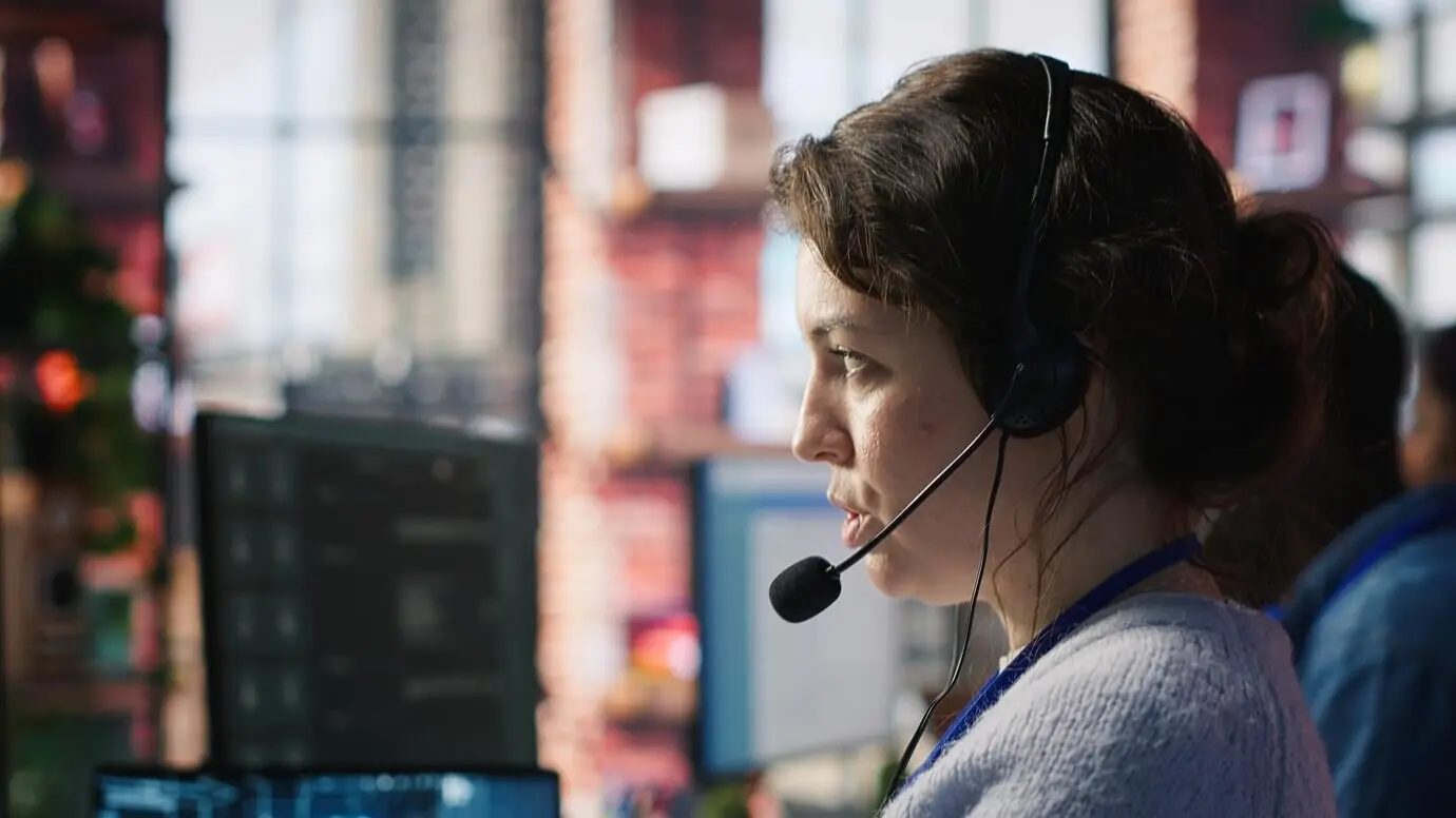 Оператор колл-центра использует искусственный интеллект для улучшения взаимодействия с клиентами.
