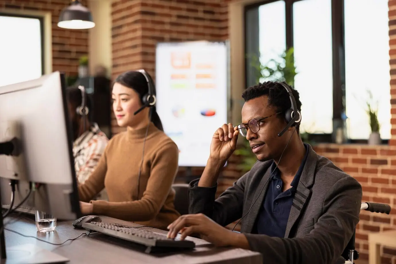 Чернокожий бизнесмен помогает клиентам