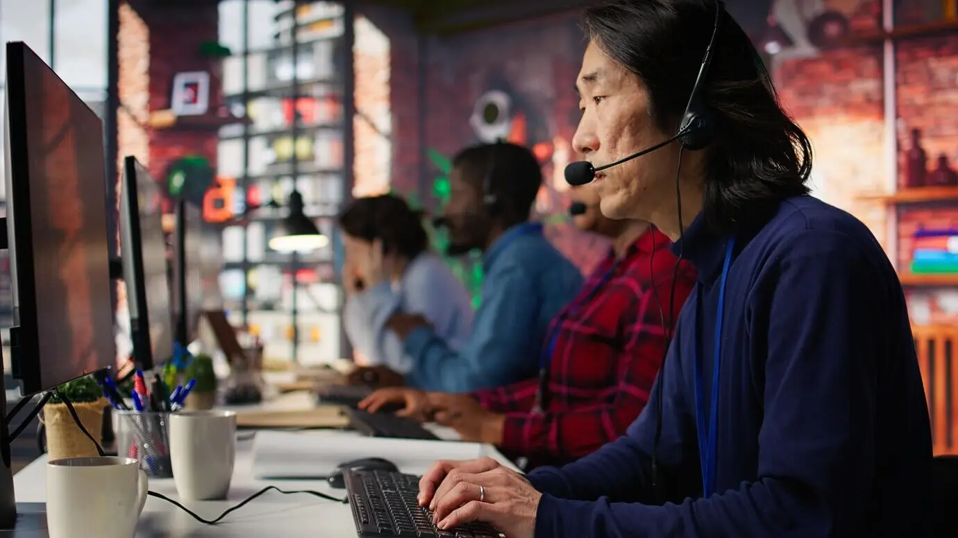 Оператор колл-центра использует чат-бота с ИИ для предоставления быстрых и точных ответов.