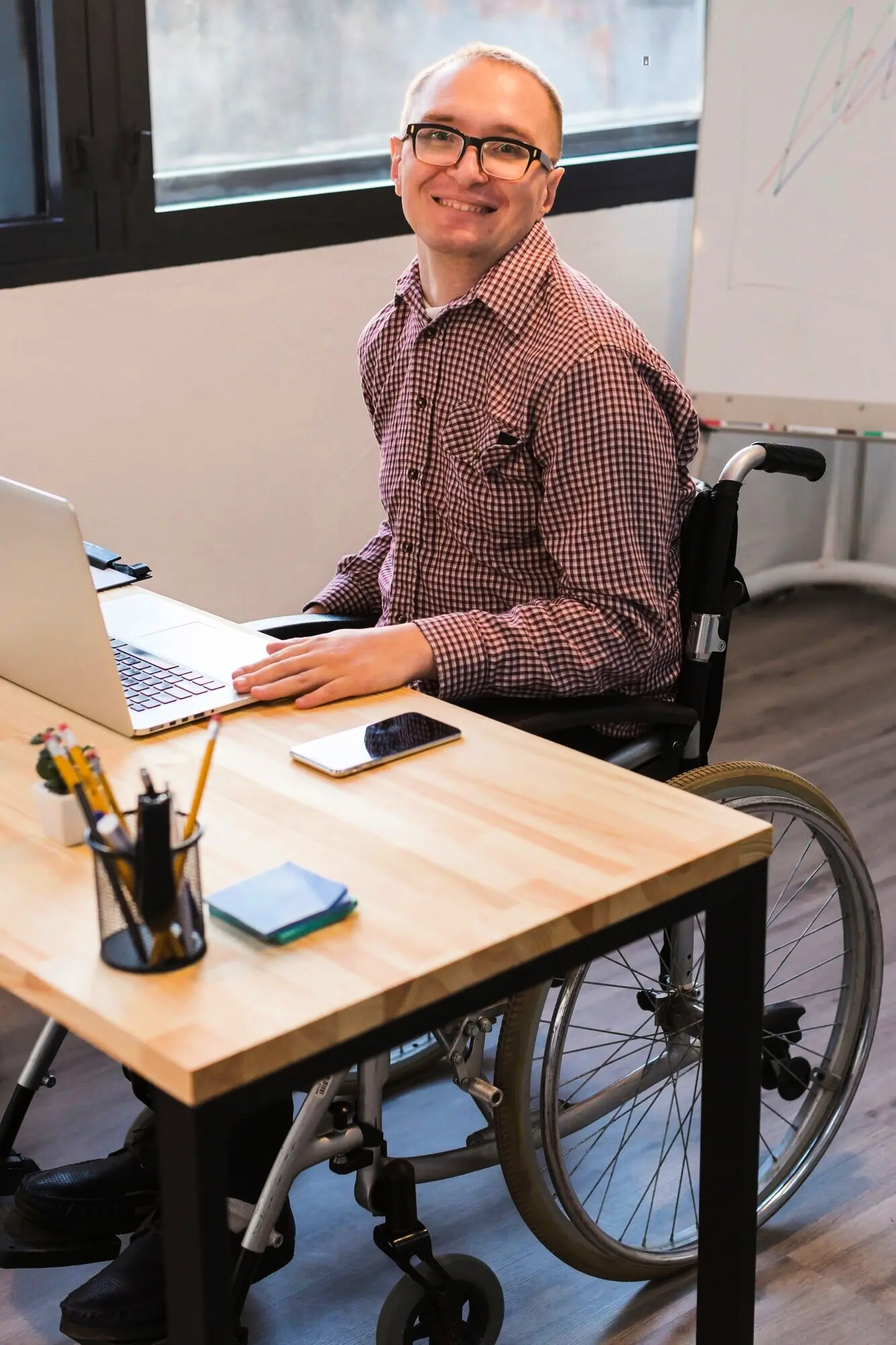 Escena de laboratorio donde expertos iteran sobre implementación de informes BI y dashboards para directores financieros